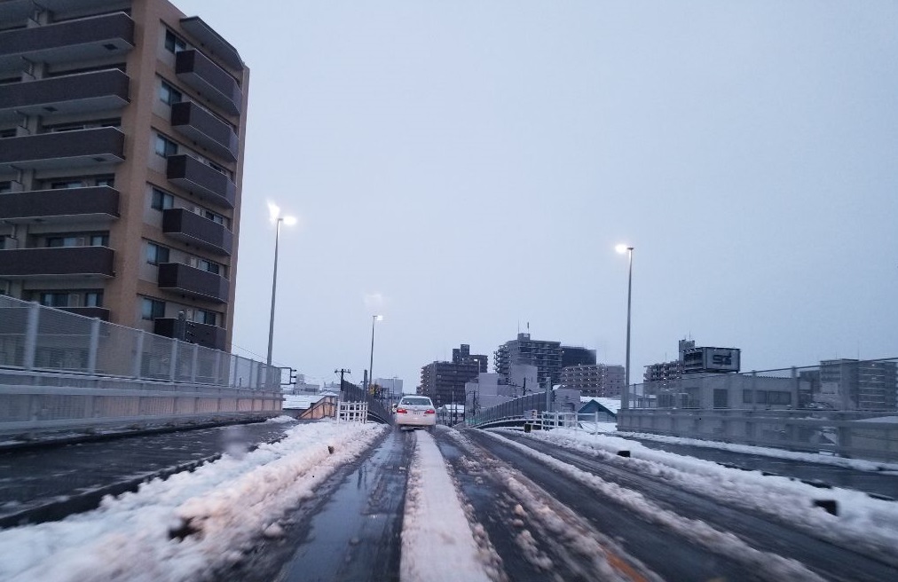 積雪のある車道の写真