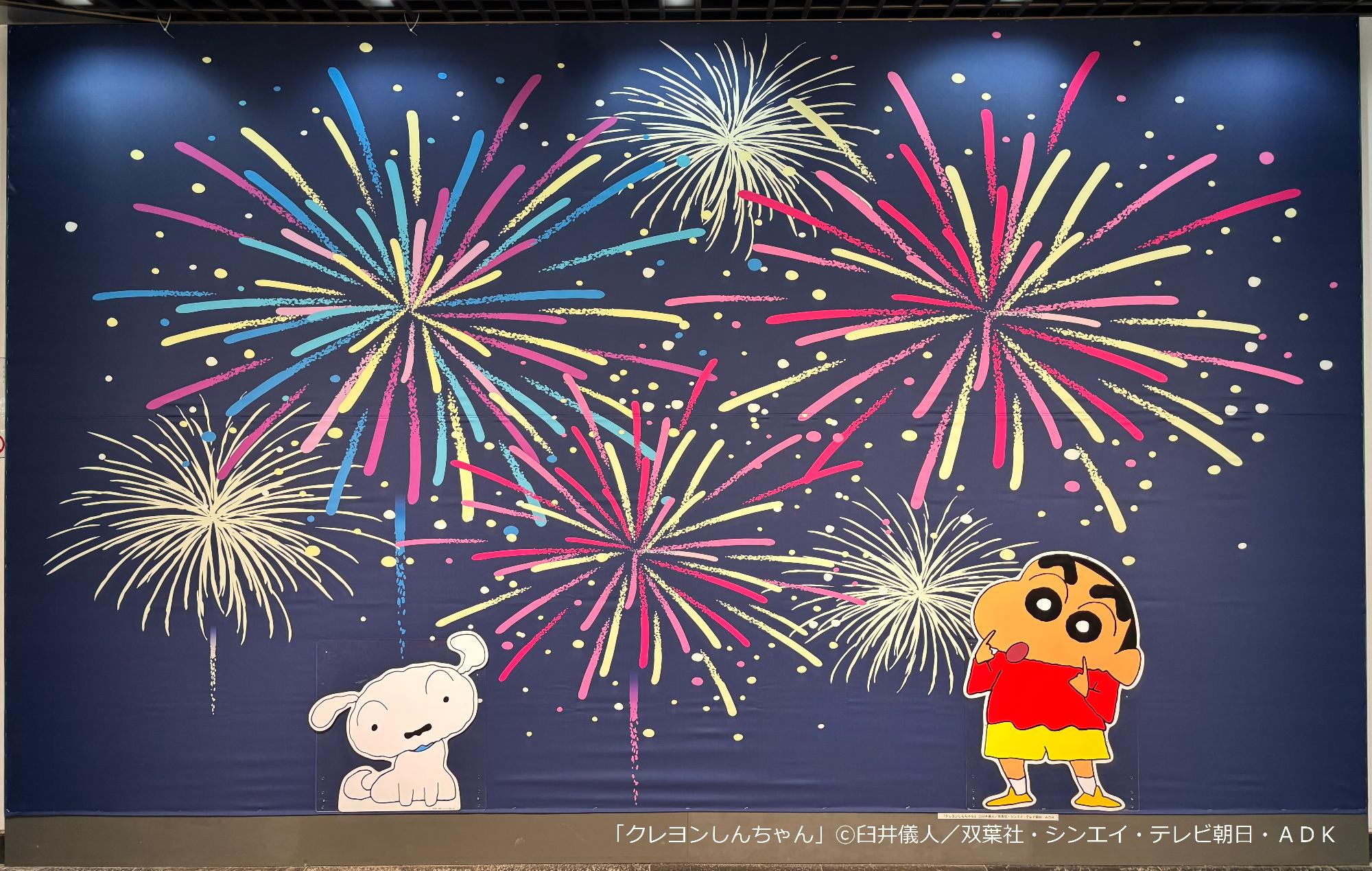 庄和総合支所1階に設置されている「クレヨンしんちゃん」のしんしゃんとシロのフォトスポット写真