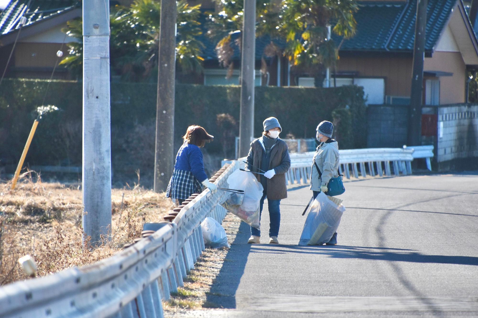 ごみ拾いをする女性たち