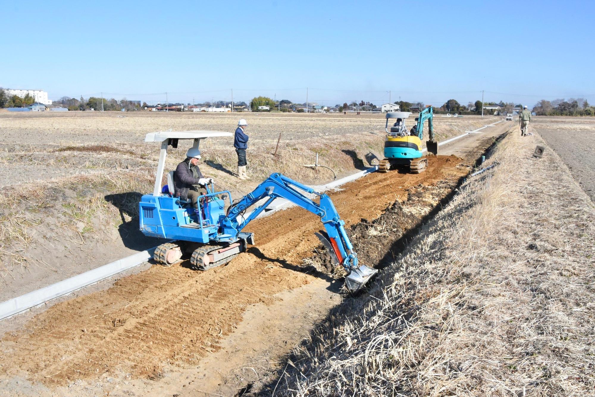 重機2台で効率的に作業を進める様子