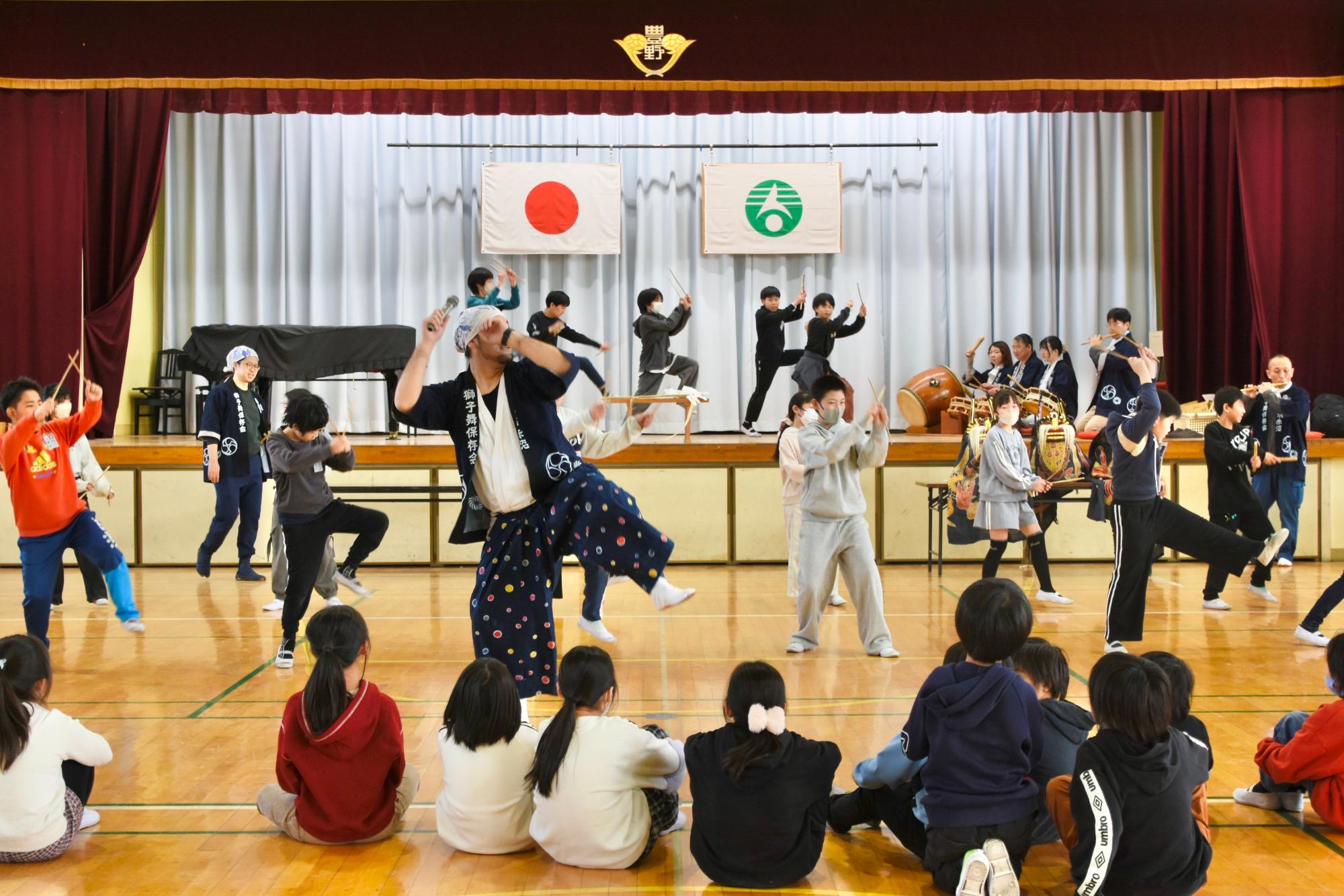 5年生による獅子舞の披露