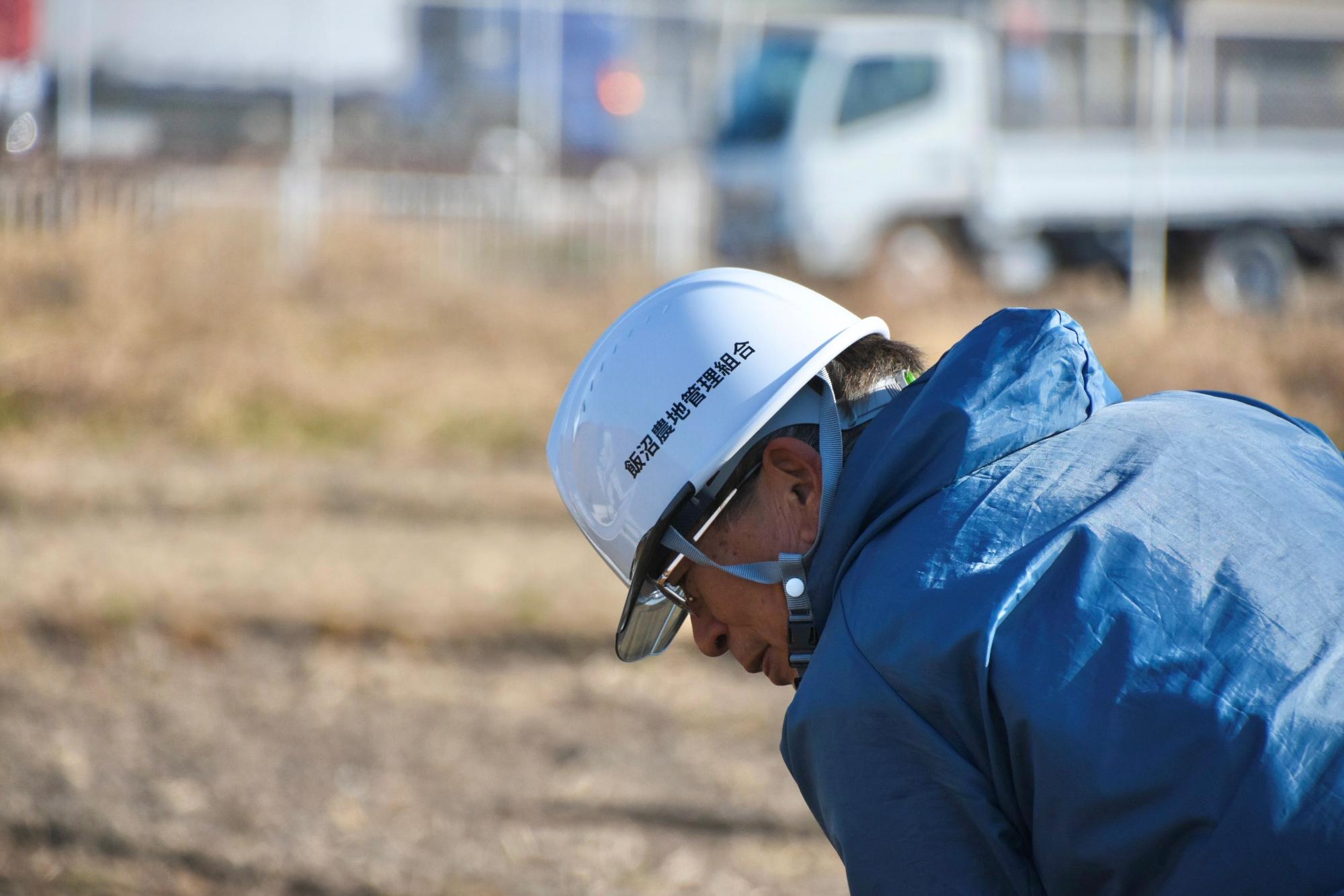 組合名が入ったヘルメットを装着