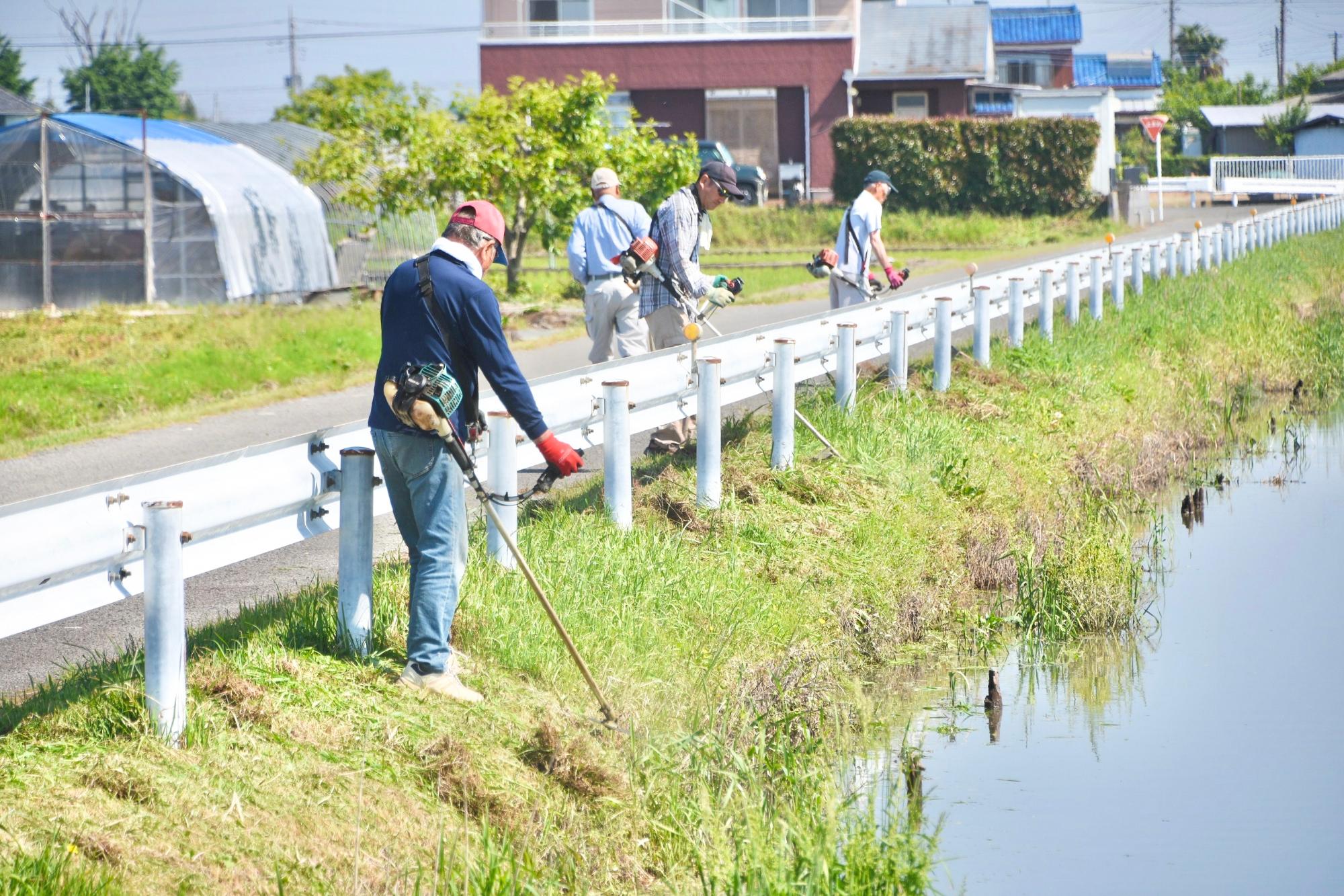 ガードレールに草刈り機が当たらないように注意