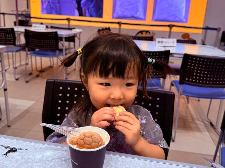 米粉クッキーを食べる子ども