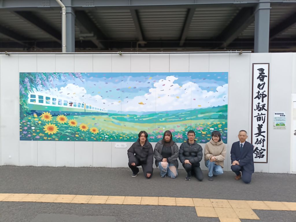 作品「風薫る」と作成した日本工業大学美術部の皆さん