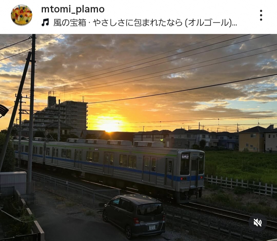 夕焼け空の中を走る東武アーバンパークラインの写真