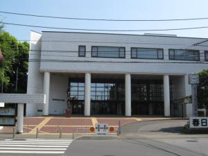 春日部市民文化会館を正面から見た外観の写真
