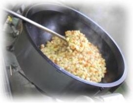 釜で炒める様子