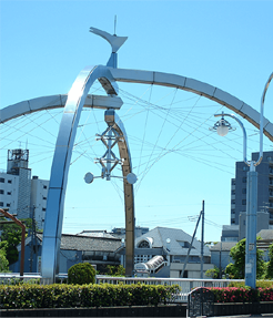 4本のアーチ状銀色の柱があるオブジェの写真