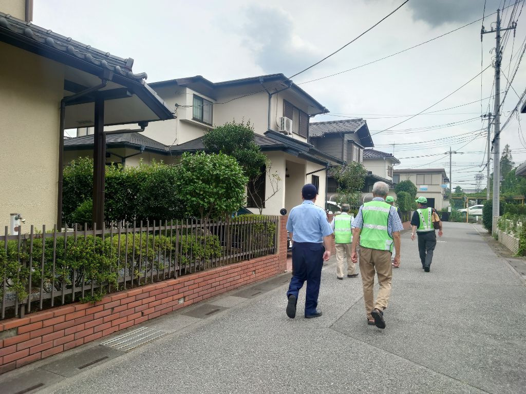 徒歩で地域を見回りする様子