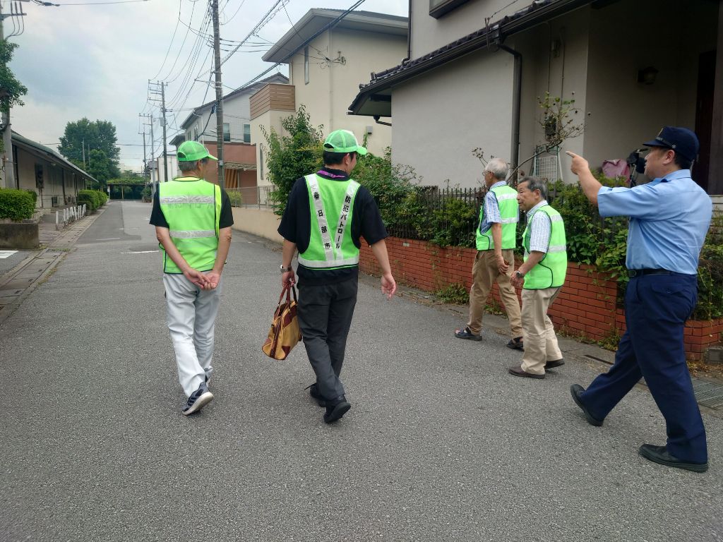 指さし確認しながらパトロールをする様子