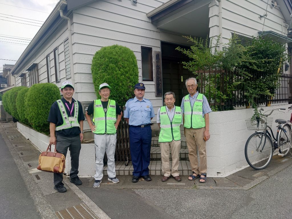 市の職員1名、警察官1名、自治会の方3名の集合写真