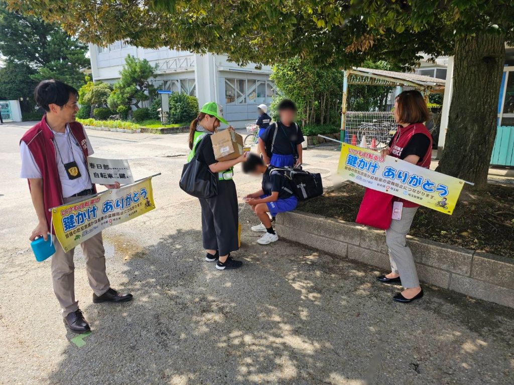 春日部中学校の生徒さんに呼びかけを行う様子