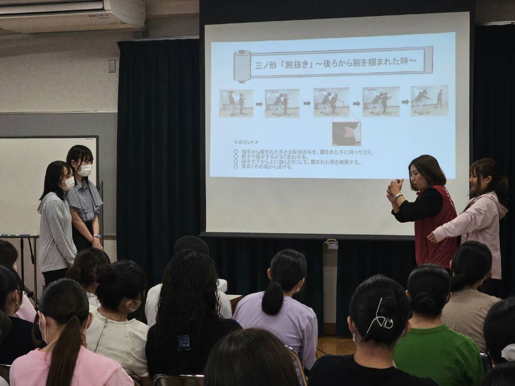 自ら身を守るための護身術の方法を説明している様子