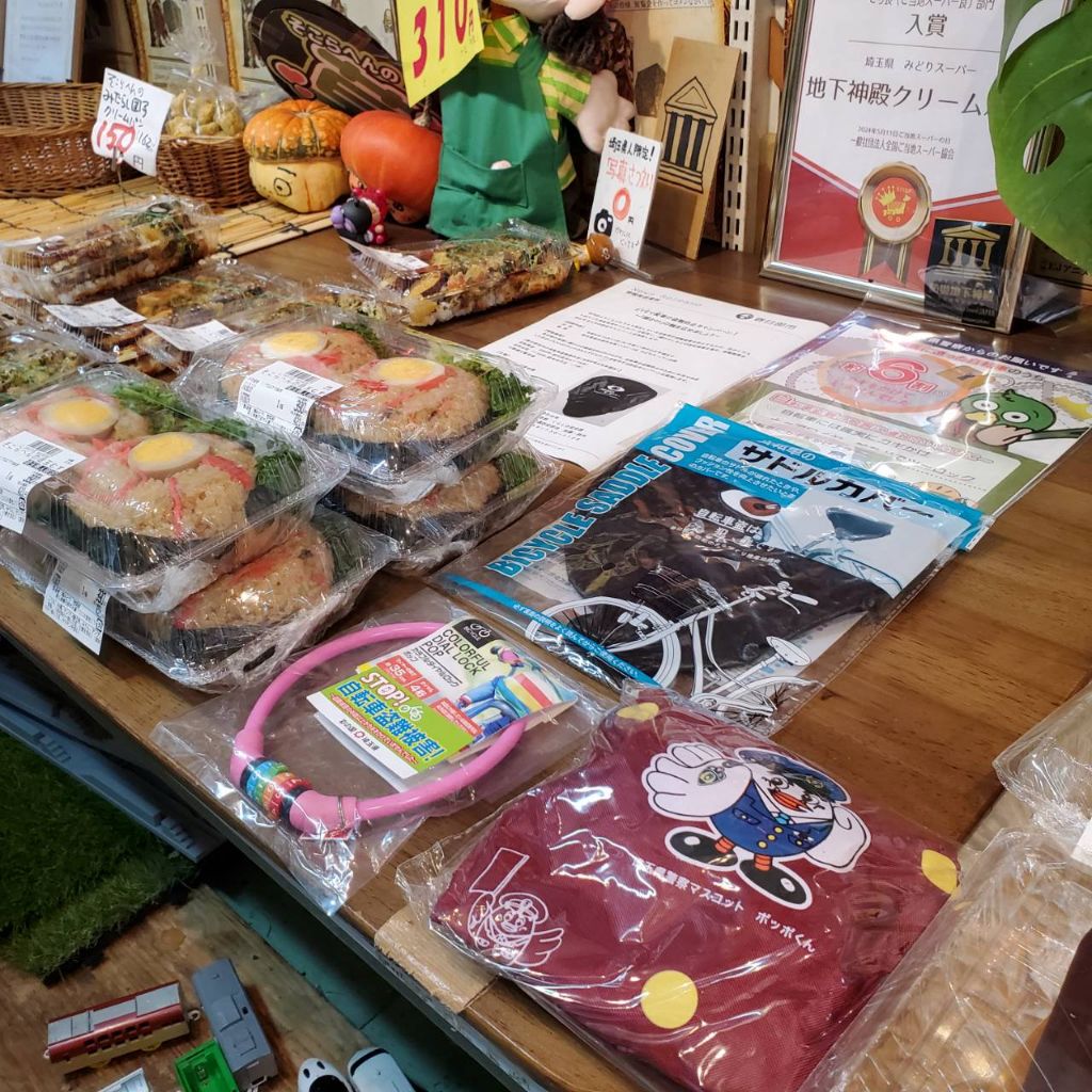 目玉むすと啓発品が並んだ店内の様子