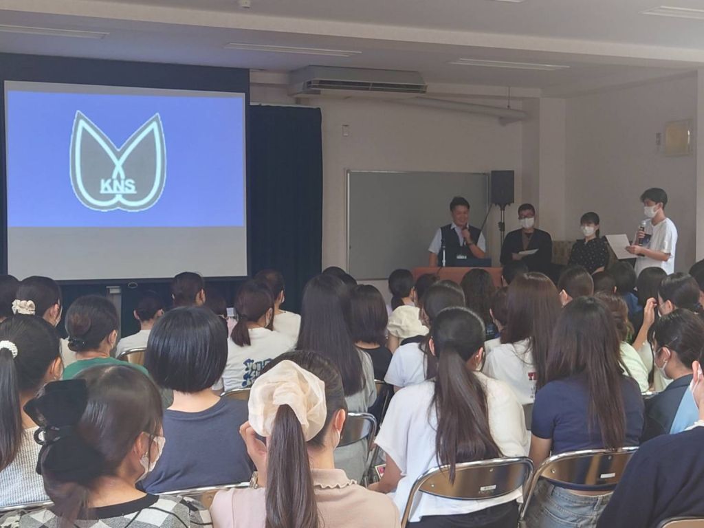 講師が出席者に外的要因に惑わされず正しく判断するための問題を出している様子