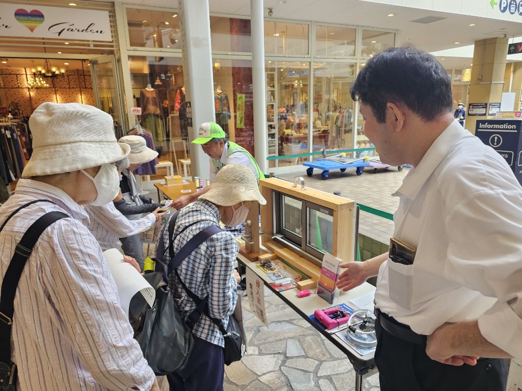 窓の防犯対策を説明する様子