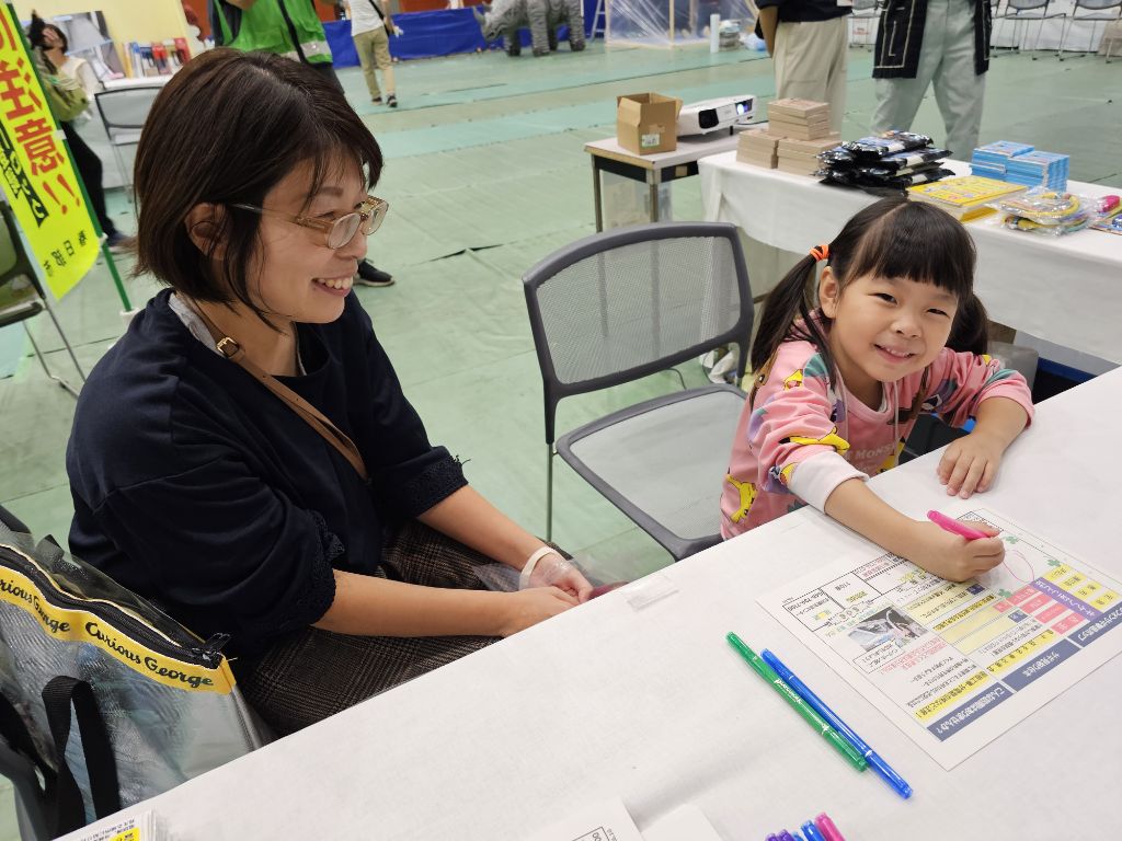孫から高齢者へメッセージを書く様子