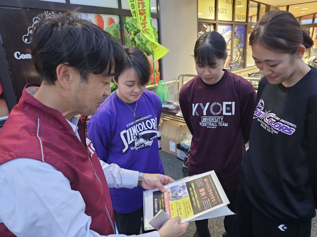 共栄大学女子バスケットボール部の皆さんに埼玉県警から闇バイトの危険性を伝える様子
