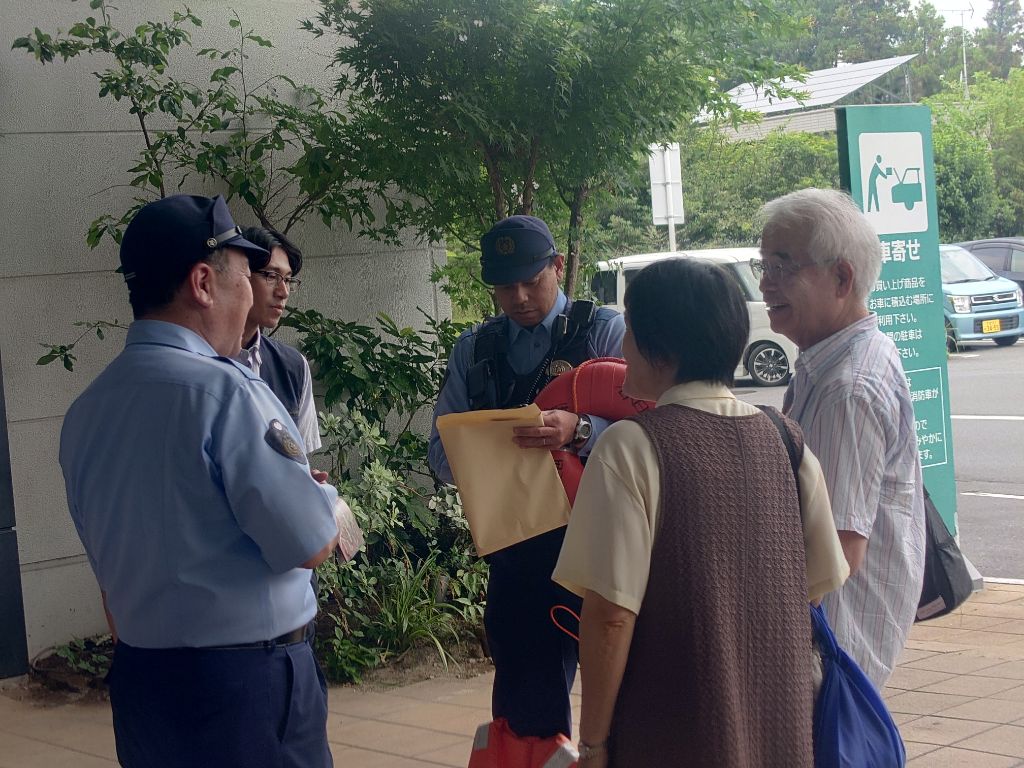 啓発品配布する様子