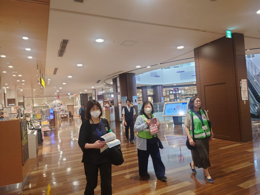 店内の見回りを行う様子