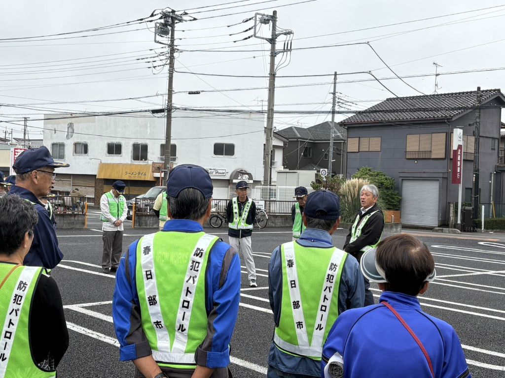 参加者の皆さんに啓発品配布について説明をする様子