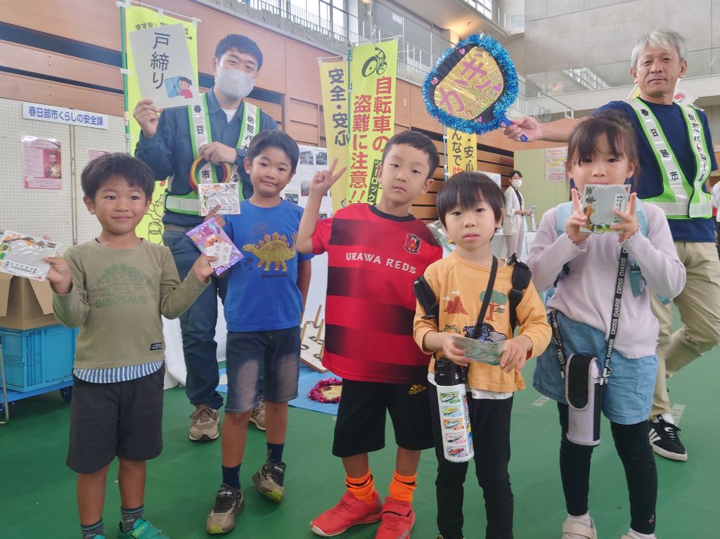 子どもたちに防犯グッズをお渡しし啓発