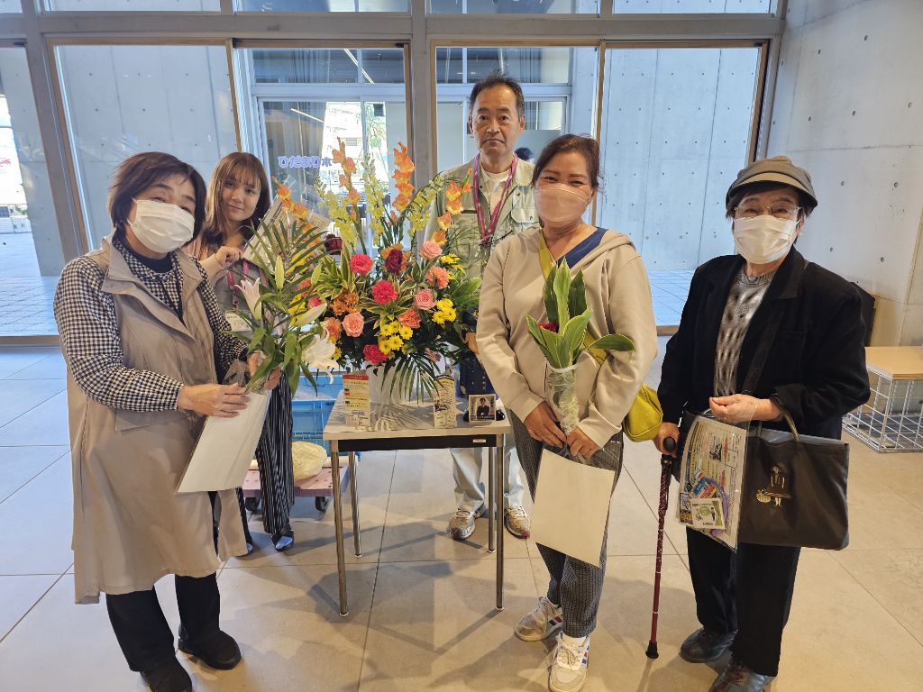 複数人で来庁された方にもお花をお渡し