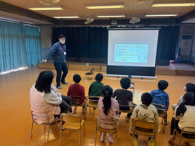 保育所で行う防犯講話の様子