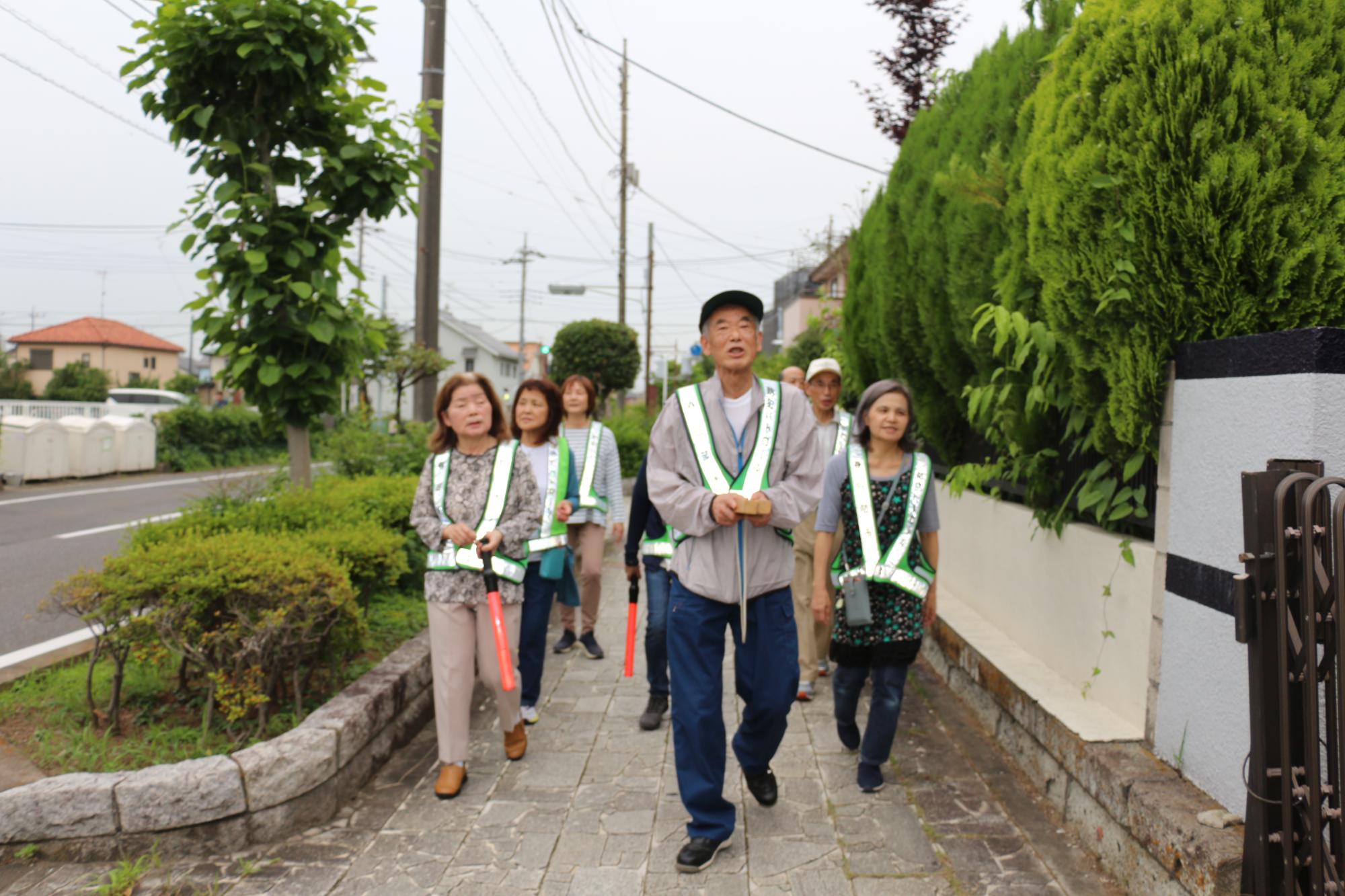 複数人で夕方見守り活動をする様子