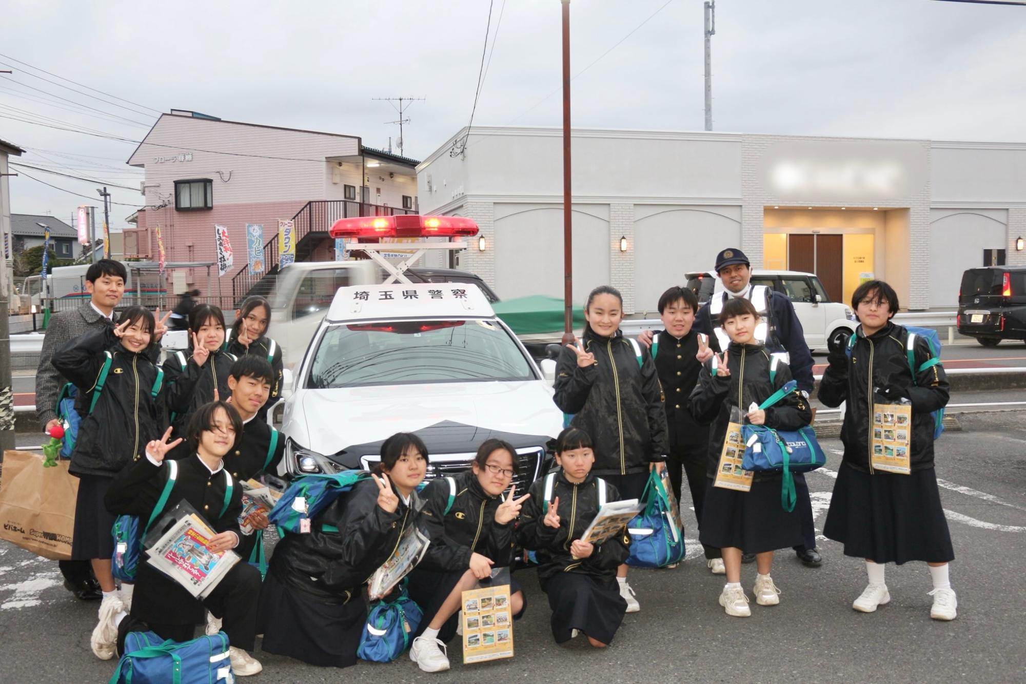 キャンペーンに協力の豊野中学校生徒がパトカーの前で記念撮影