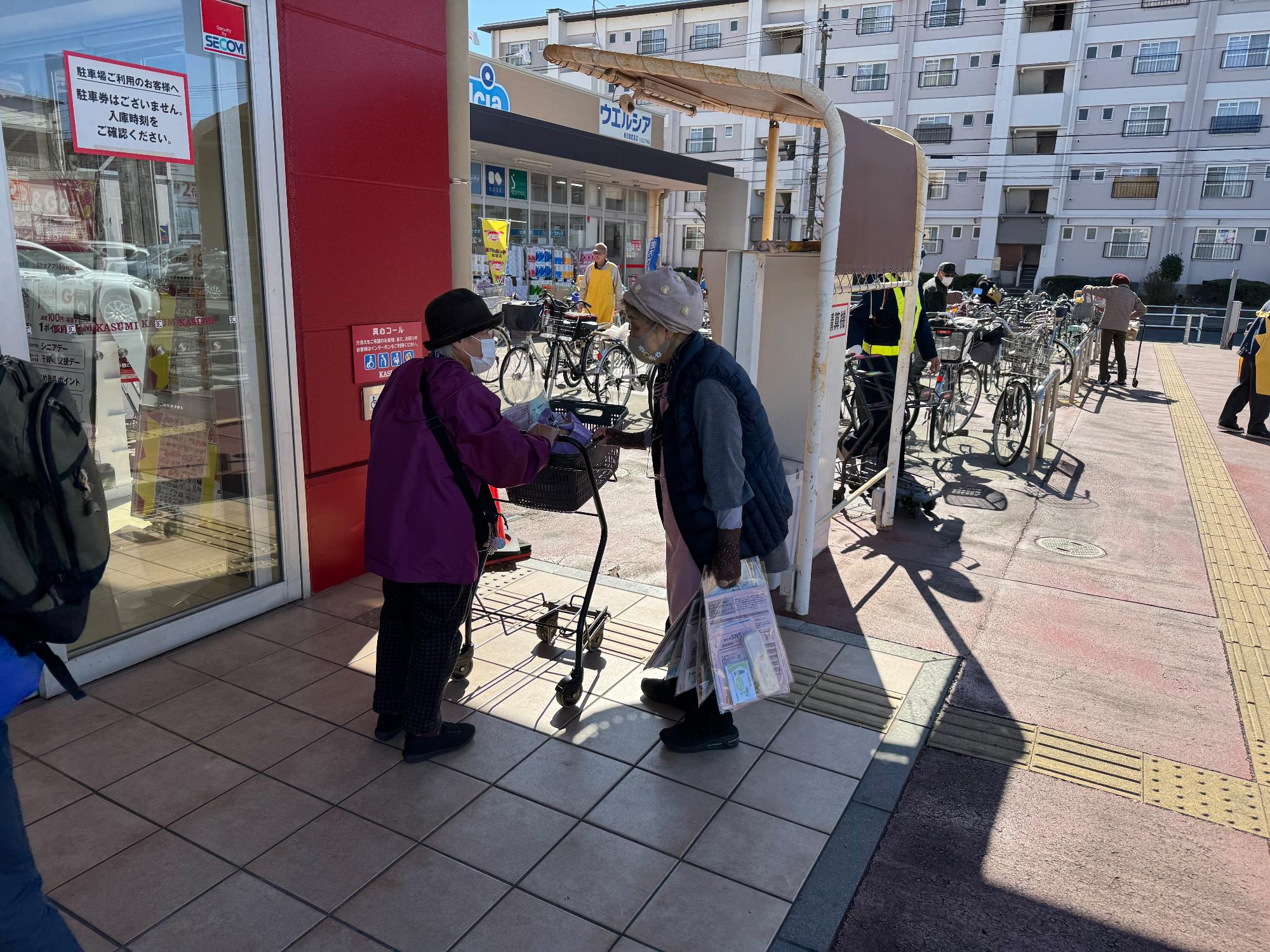 啓発品を配布する様子