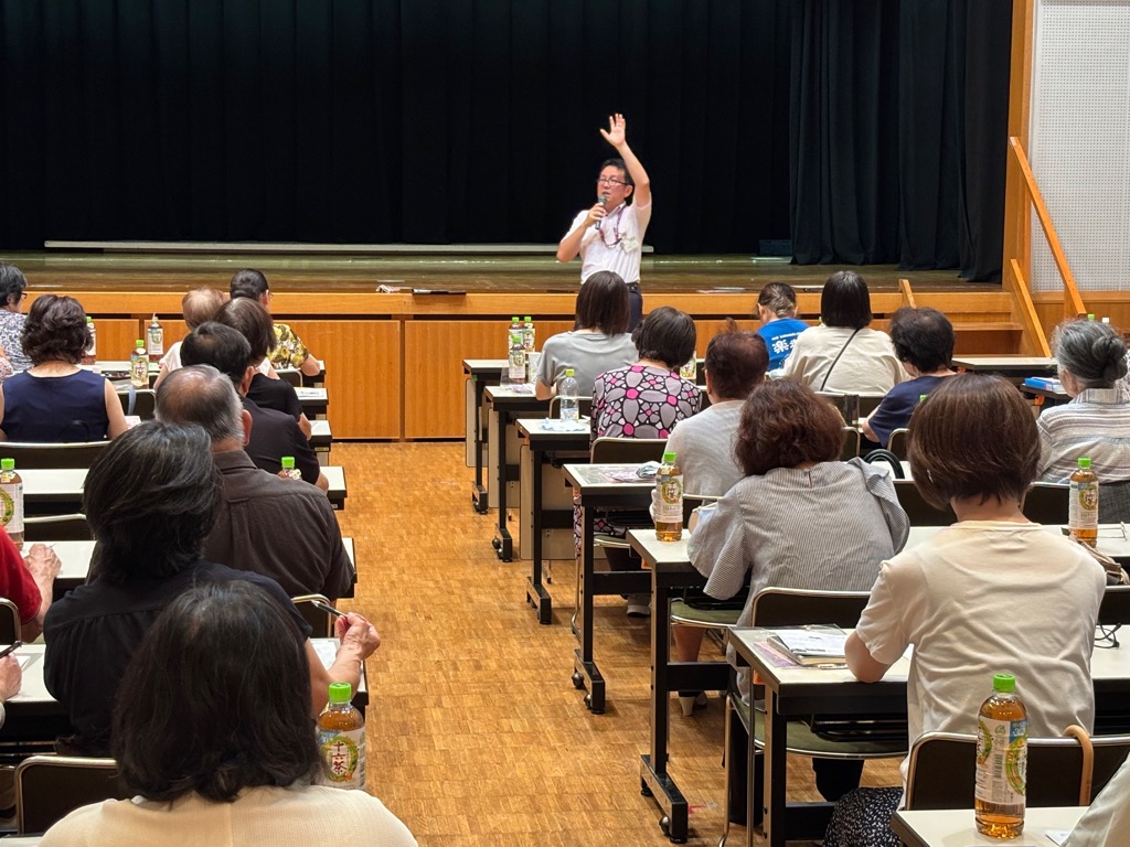 屋根の点検に関する訪問が来ているか質問している様子