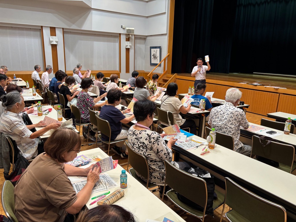 マグネット付きリーフレットについて説明している様子