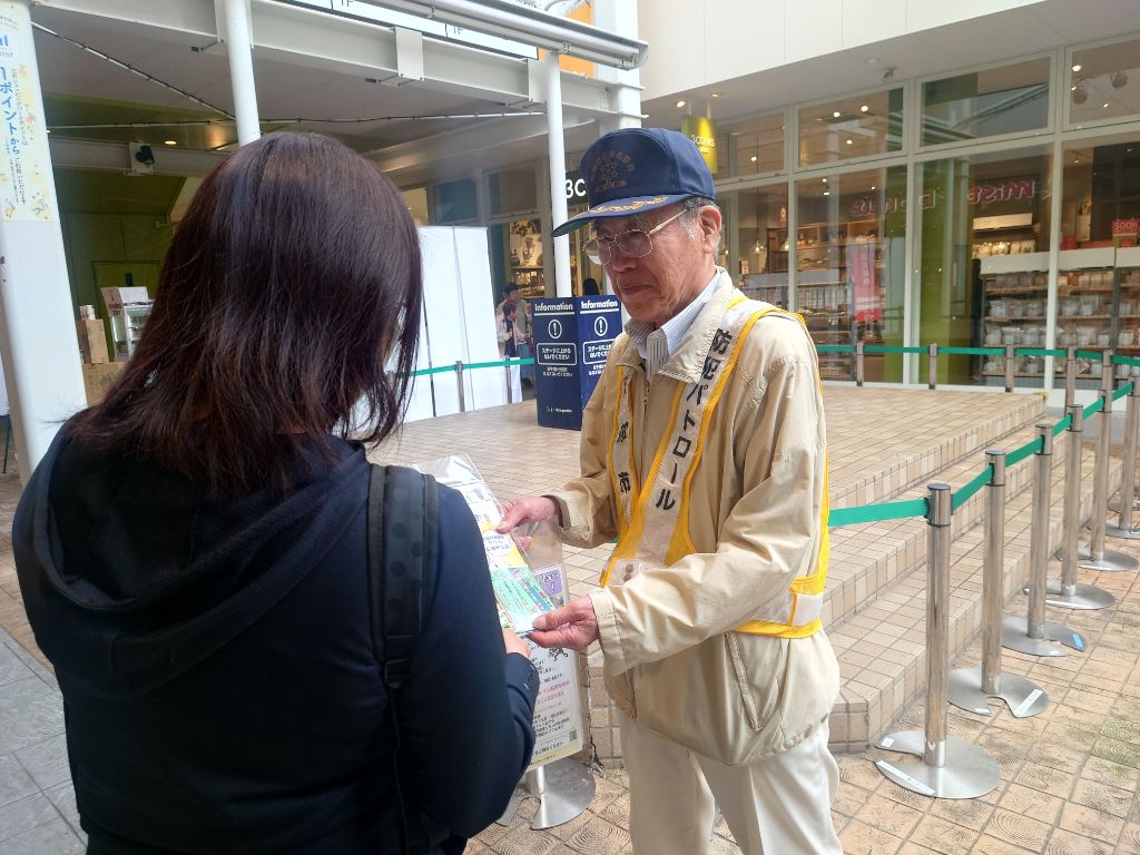 来店客に啓発品の説明