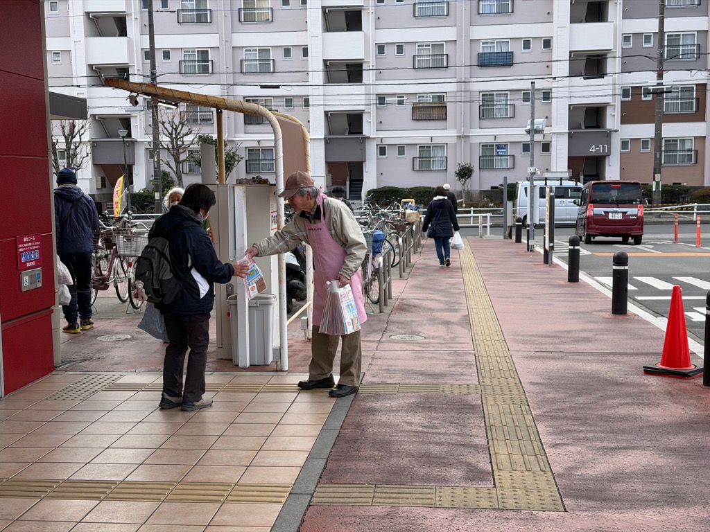 啓発品を配布する様子