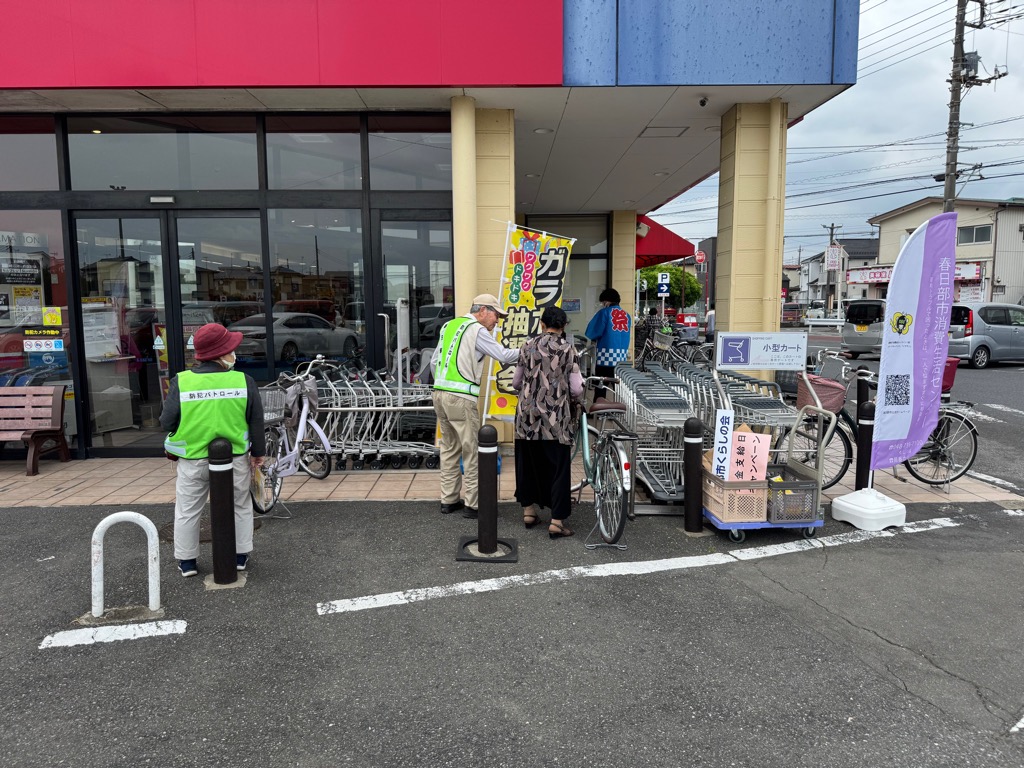 啓発品を配布する様子