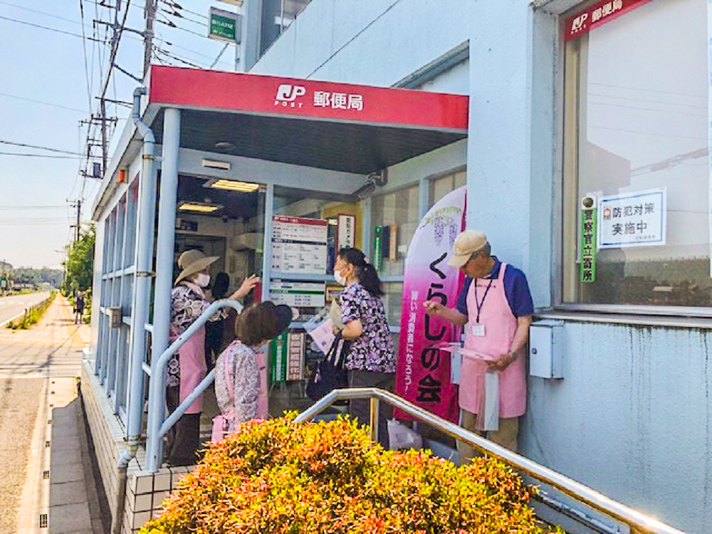 通行人に対して啓発している様子