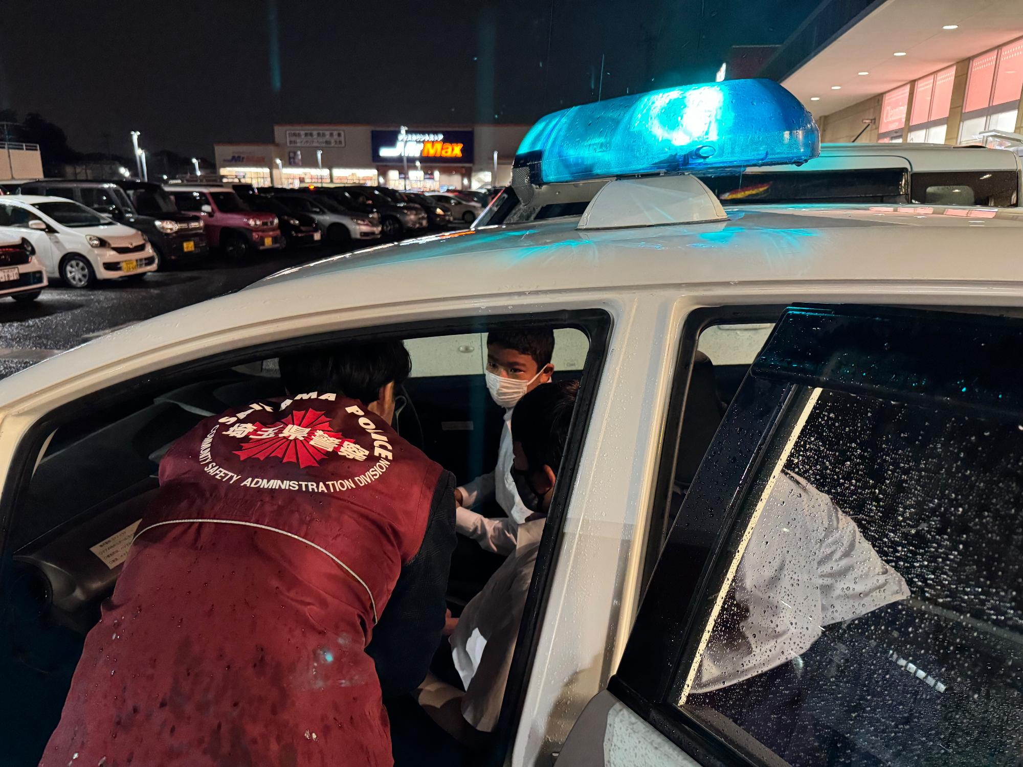 青パトアナウンスを教える様子