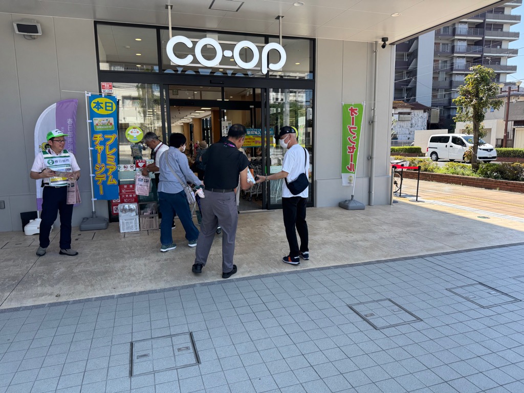 啓発品を配布する様子