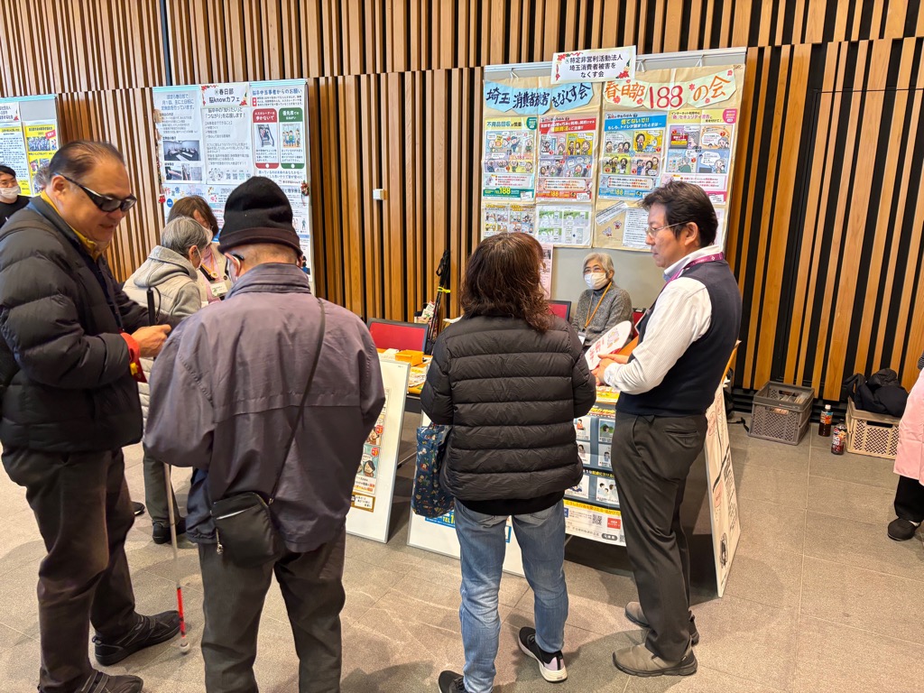 来場者に啓発する様子