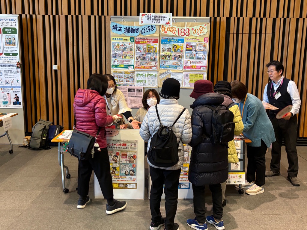 ブースで啓発品を配布