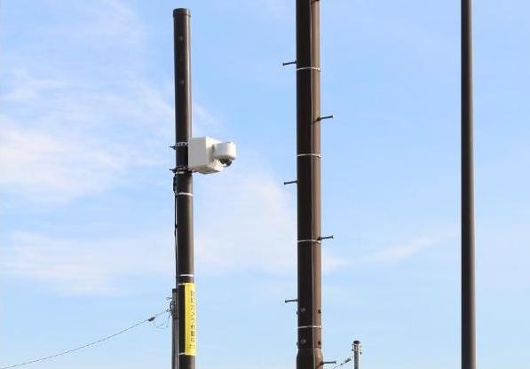 独立柱に設置された防犯カメラ