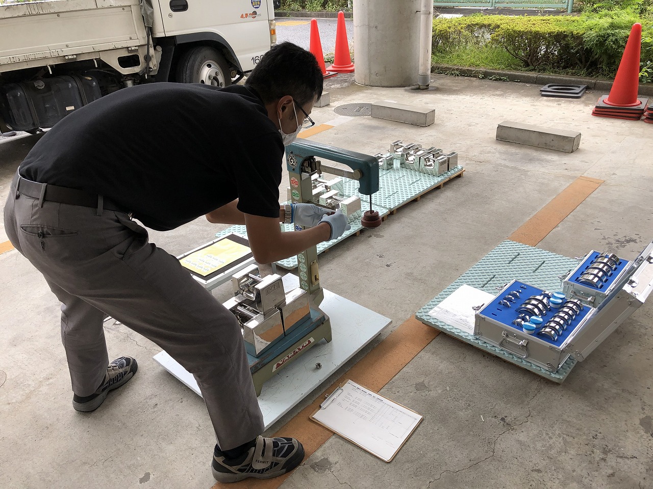 はかりの定期検査の様子