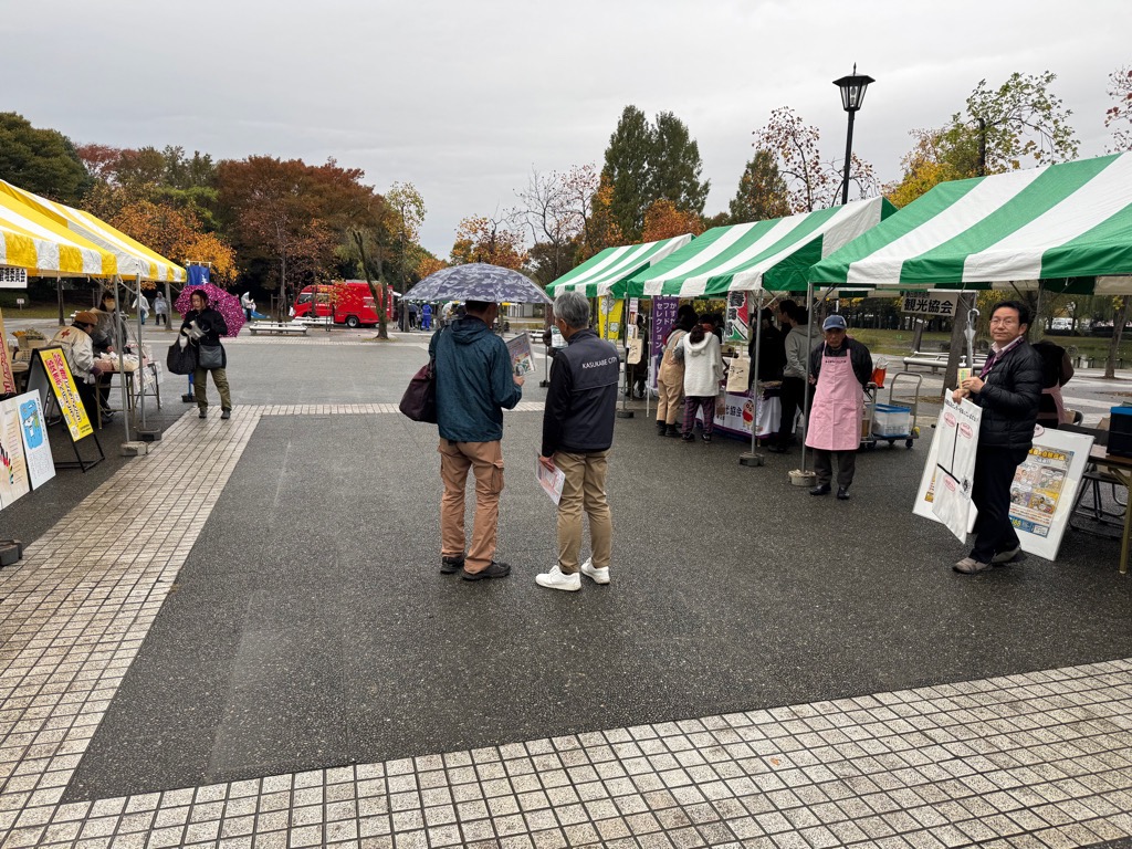 来場者に啓発する様子
