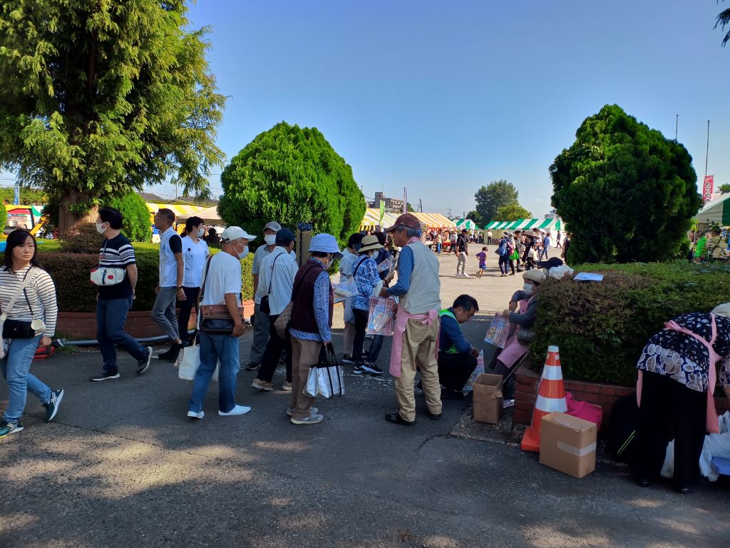 啓発品を配布している様子