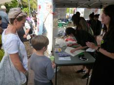 特設ブースにて凧作りを紹介する春日部市の中高生の写真