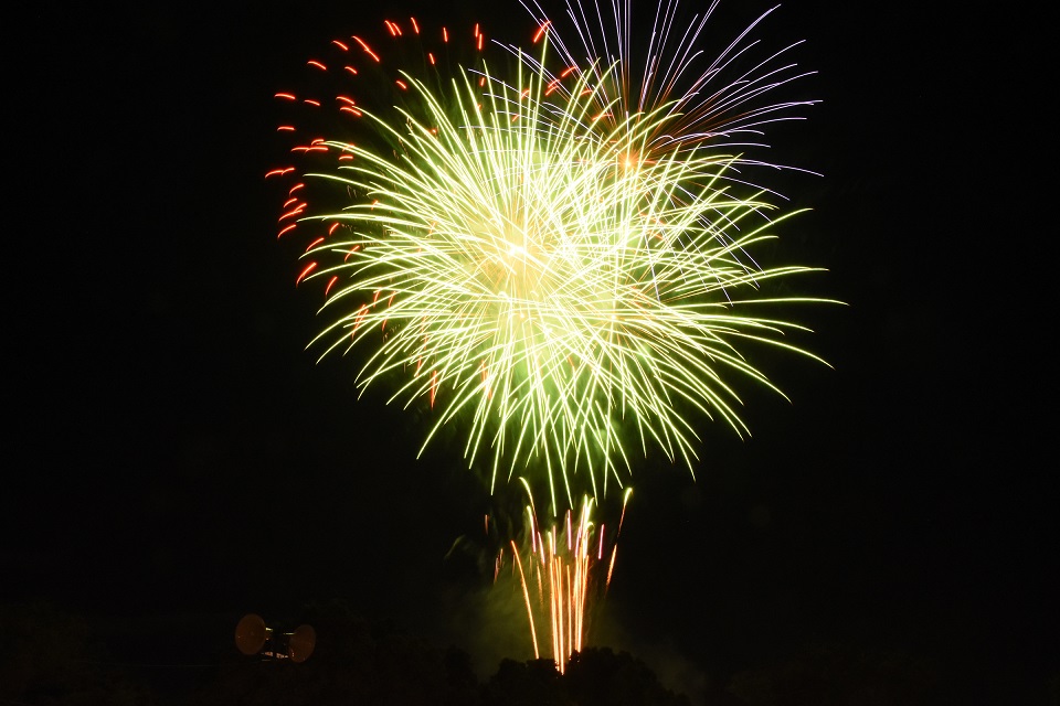 黄色の花火が打ちあがっている