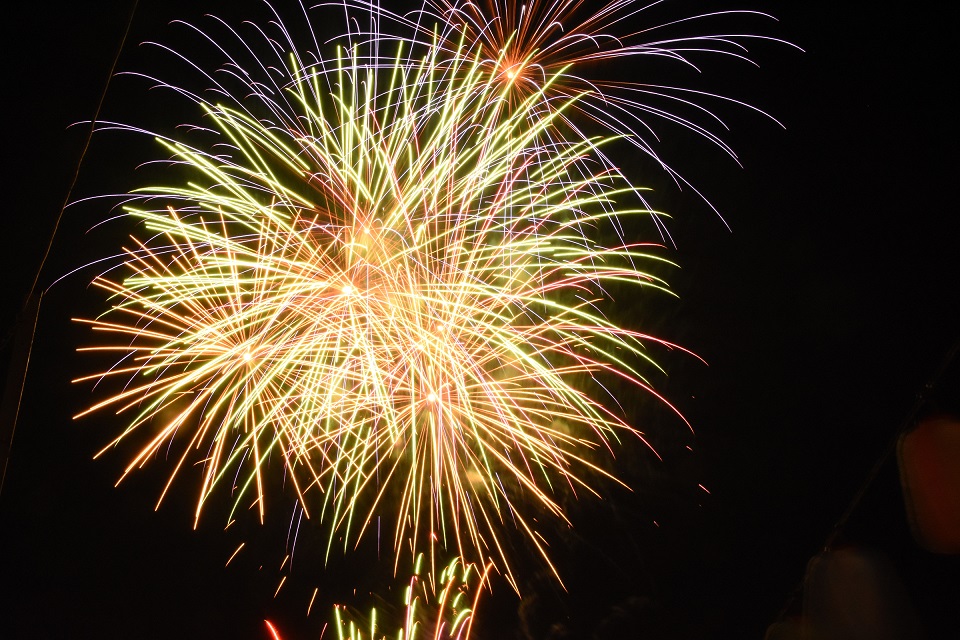 黄色と赤の花火が打ちあがっている