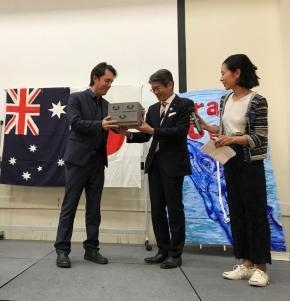 感謝の集いにて春日部市の特産品を手渡している様子の写真